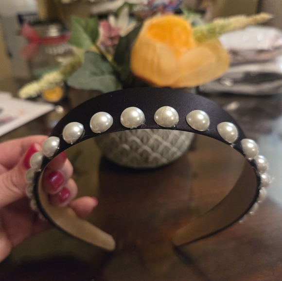 Handcrafted Elegant Black Pearl Headband - Picture 3 of 4